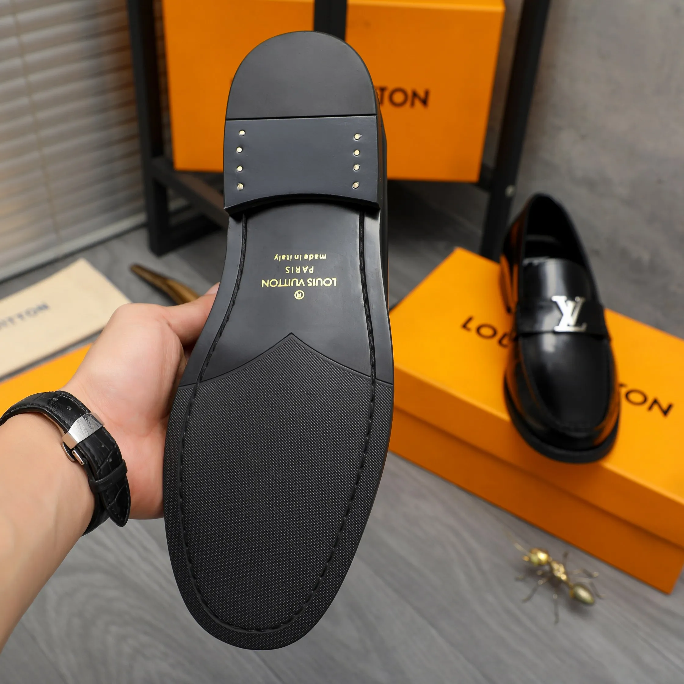 Men's shoes 💰p460 Product trademark: LV (Louis Vuitton) business slip-on leather shoes. Regular size: 38-45 (45 is custom-made and non-returnable) Product materials: Selected high-quality pearlescent cowhide upper, cowhide lining, original rubber outsole